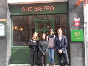 D'esquerra a dreta: Patty Torres. Sòcia Fundadora de She Bistro Maixa Vilana. Treballadora Leticia Perales. Tècnica d'Inserció Laboral a AcidH Borja Poal-Manresa. Responsable a She Bistro